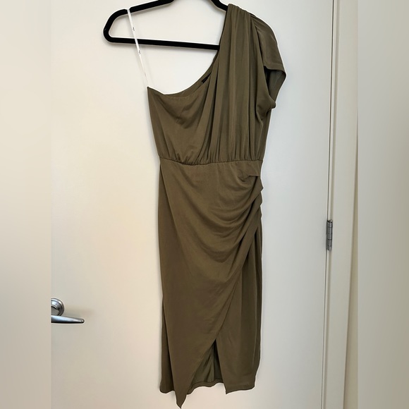 Lulu’s one shoulder bottle green dress - Picture 2 of 2